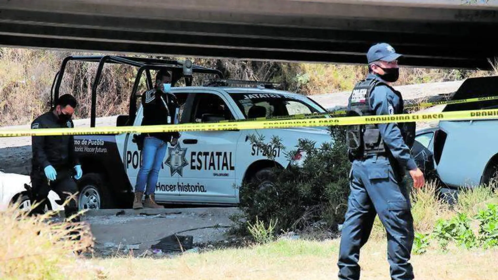 Desconocidos arrojaron cadáver desde un vehículo en marcha en los límites de Puebla